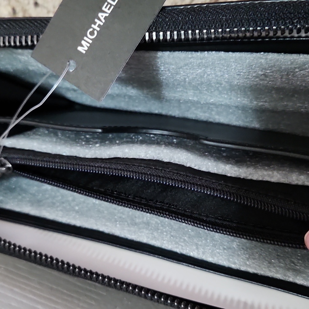 💕Michael Kors Clutch💕 - Picture 8 of 12